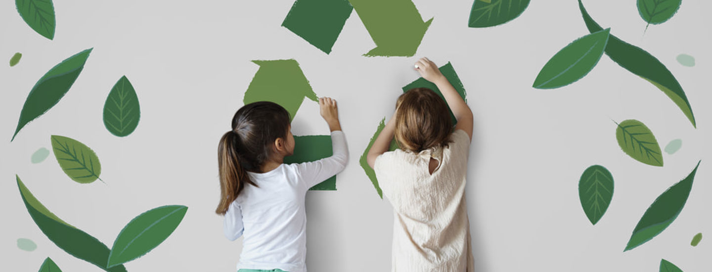 Barn som målar på en vägg