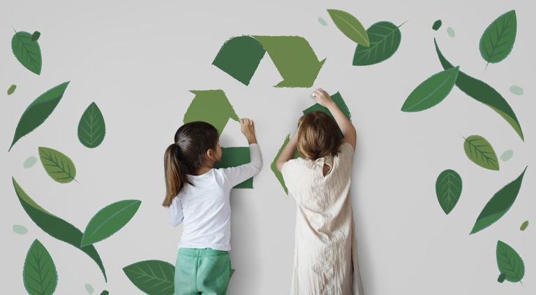 Barn som målar på en vägg