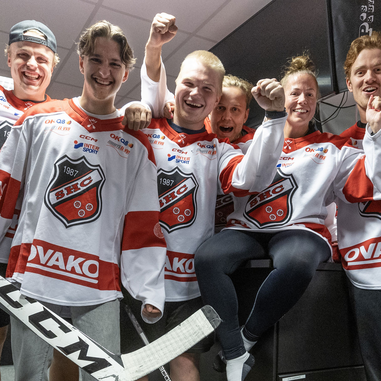 Smedjebacken HC firar sin JOYNA-vinst, glada i sina hockeytröjor.