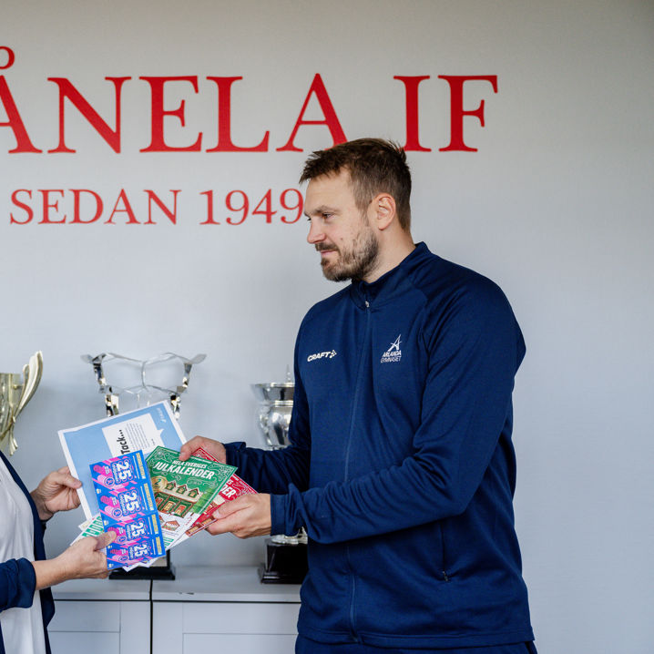 Spelare från Skånela IF tar emot lotter och utmärkelse från Folkspel vid årsjubileum