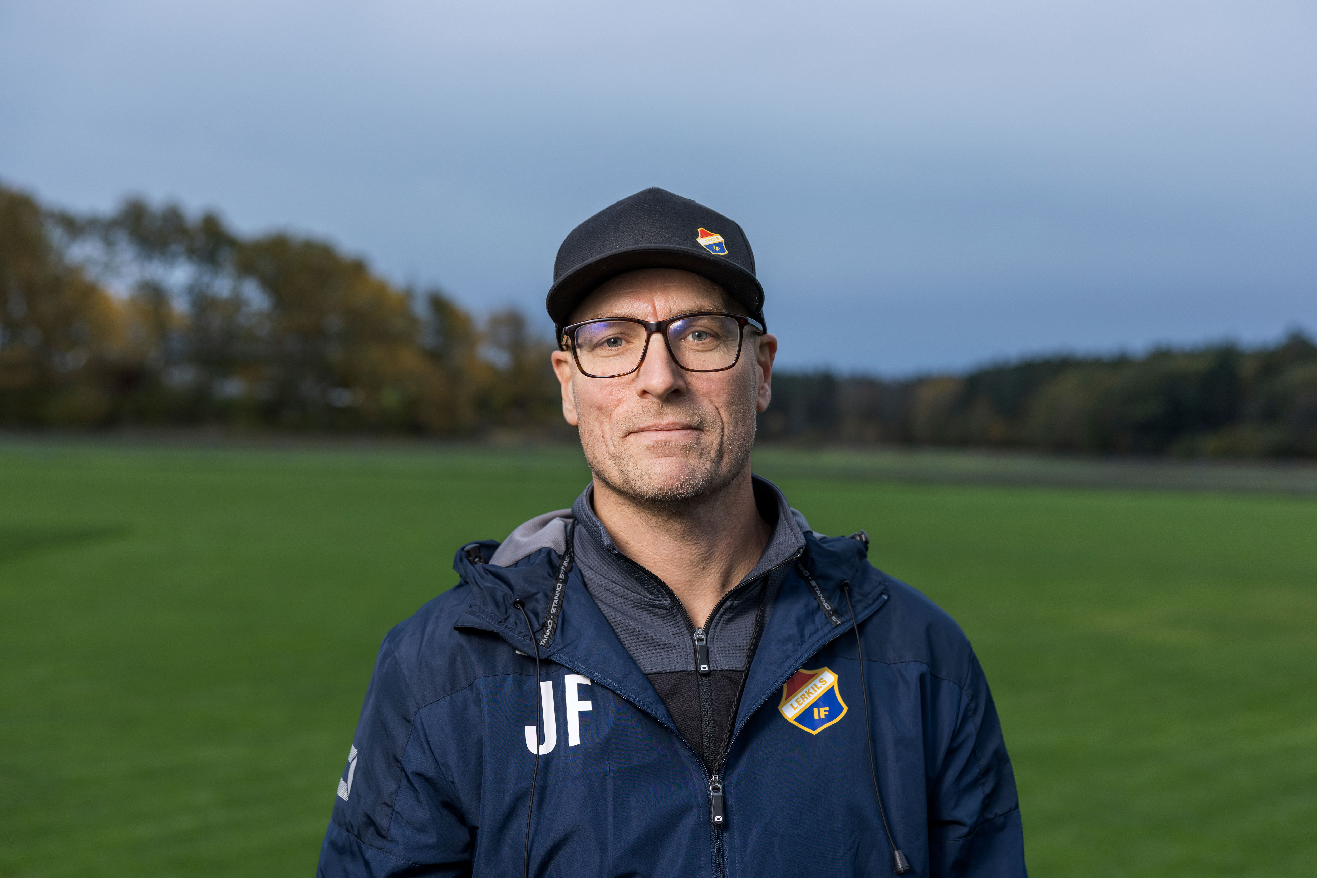 Porträtt på leende tränare Johan i Lerkil F15
