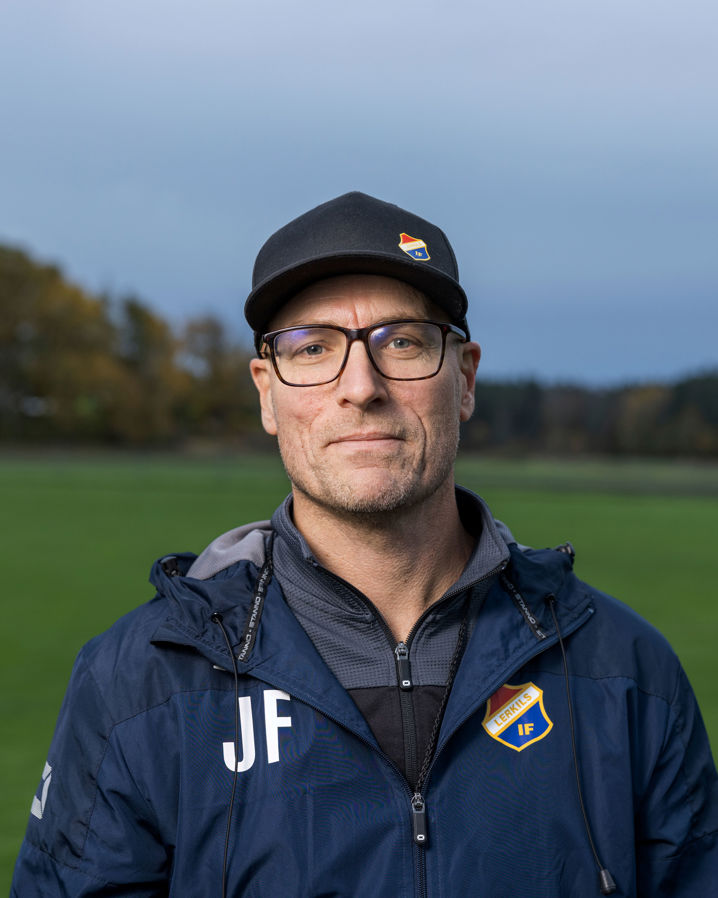 Porträtt på leende tränare Johan i Lerkil F15