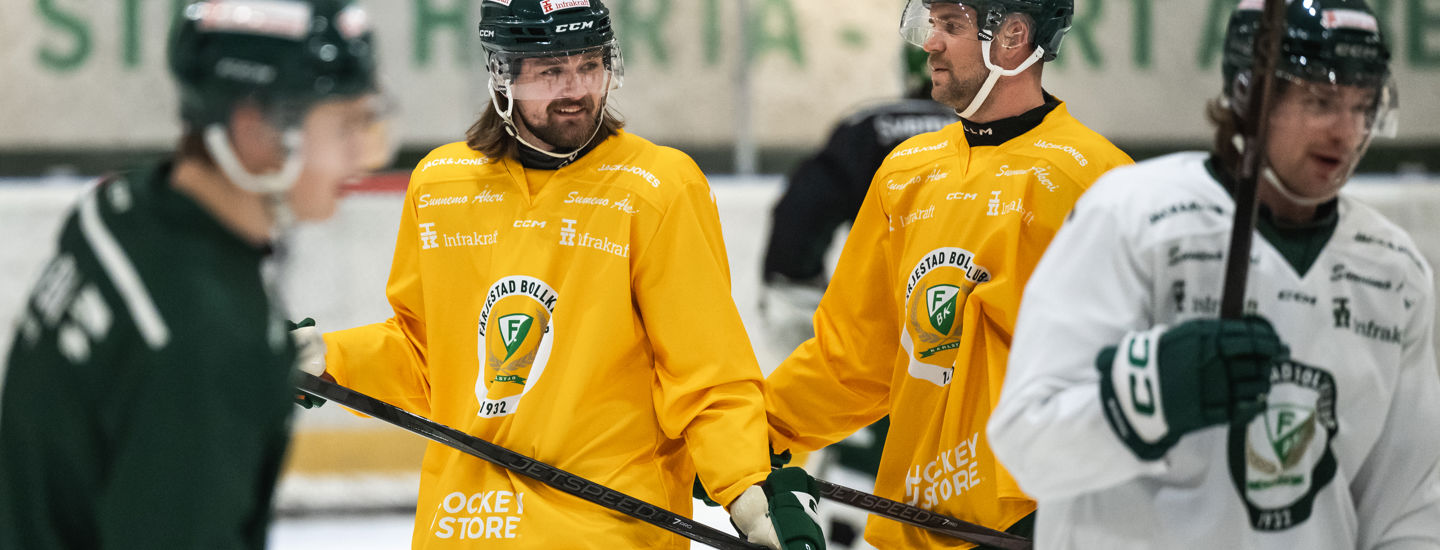 Fyra hockeyspelare på isbana