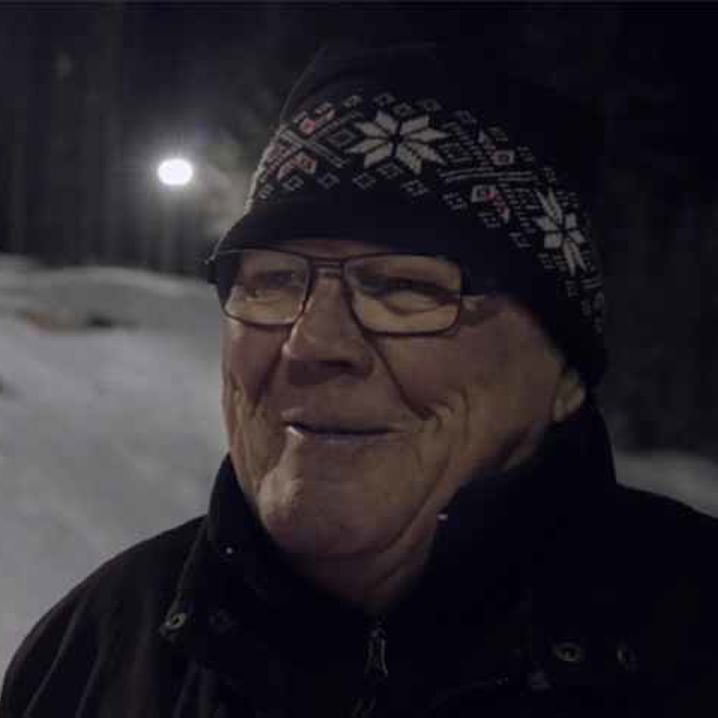 Eldsjälen Seppo Reijonen ståendes i en skidbacke