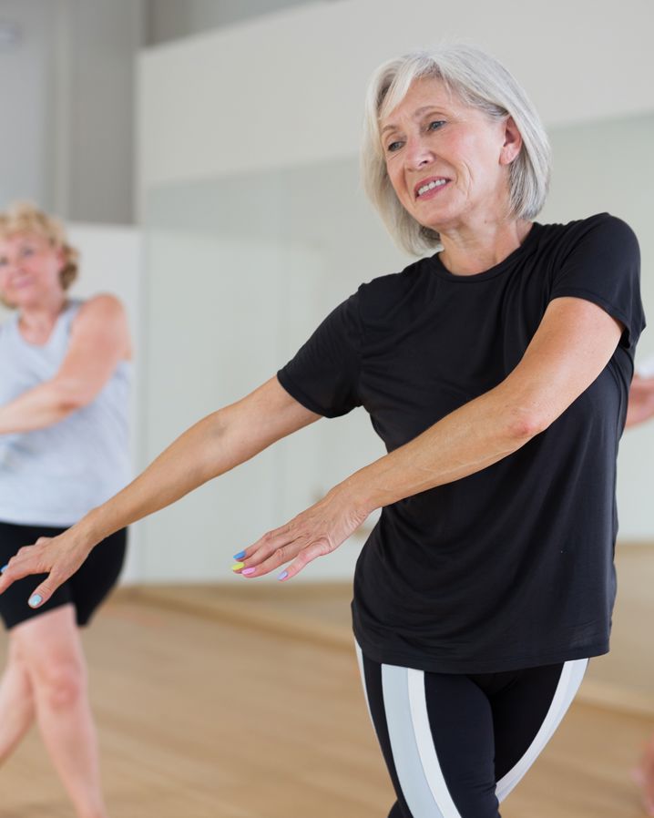 Tre kvinnor som dansar i en dansstudio