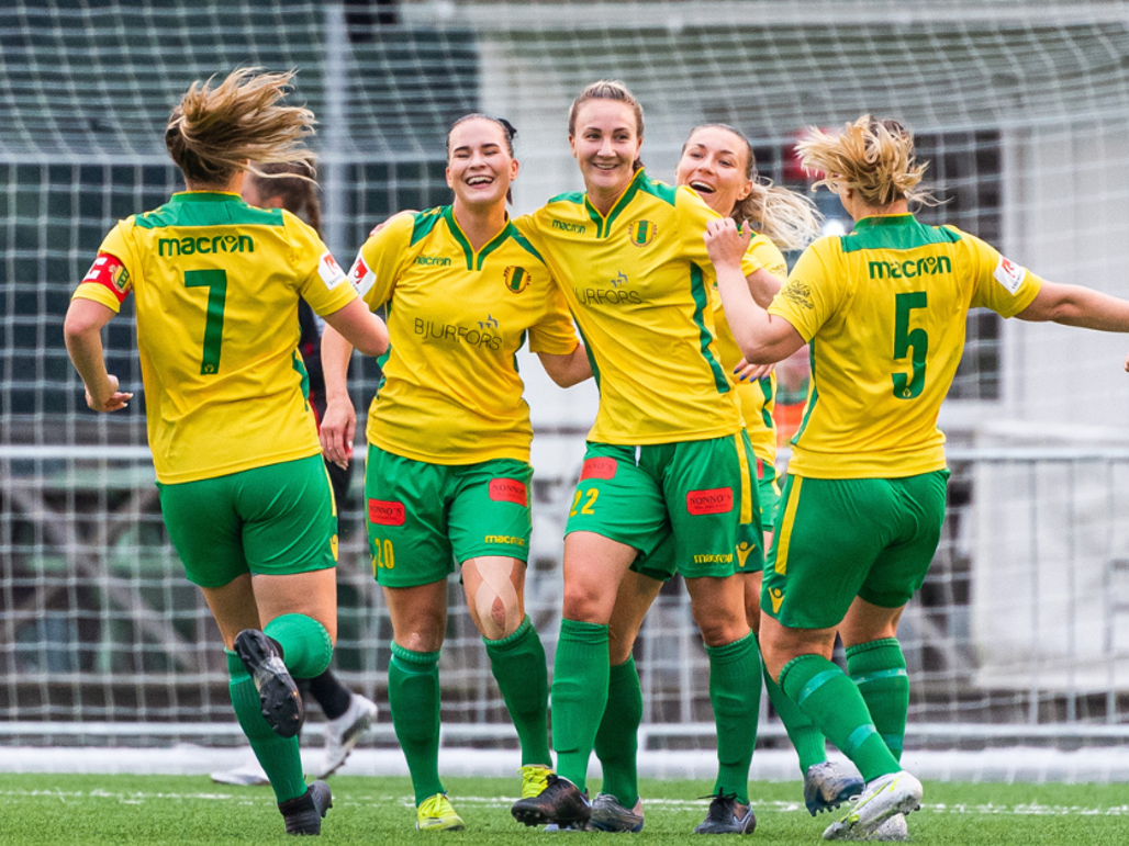 Fotbollstjejer iklädda Bollstanäs matchkläder springer till varandra för att krama om varandra