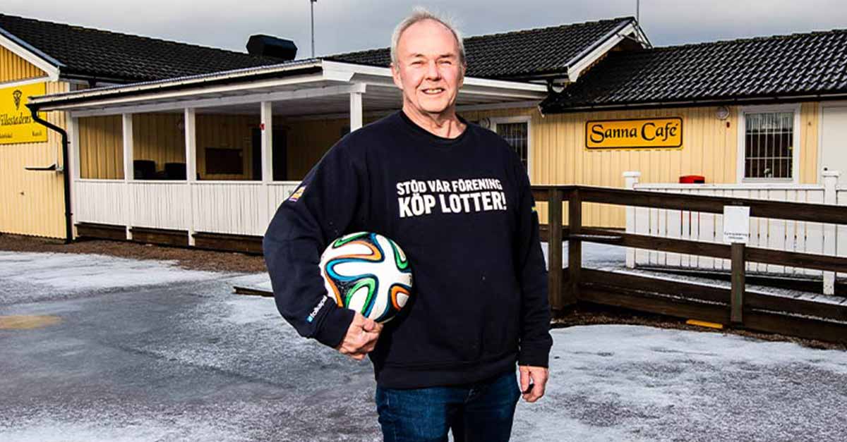 Kjell Andersson, framför Villastadens IF:s nya klubbstuga