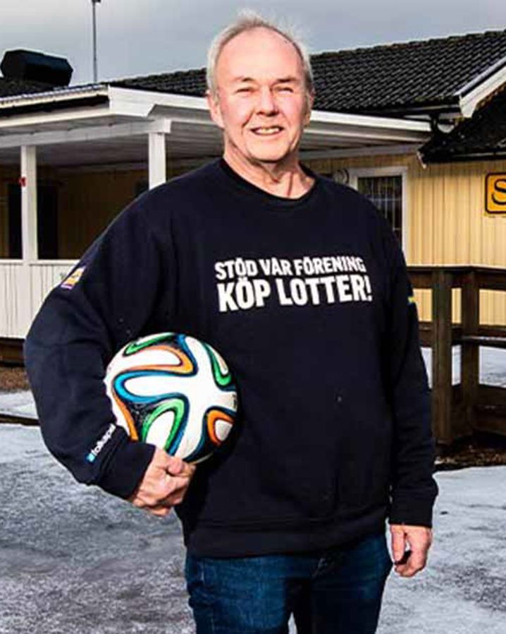 Kjell Andersson, framför Villastadens IF:s nya klubbstuga