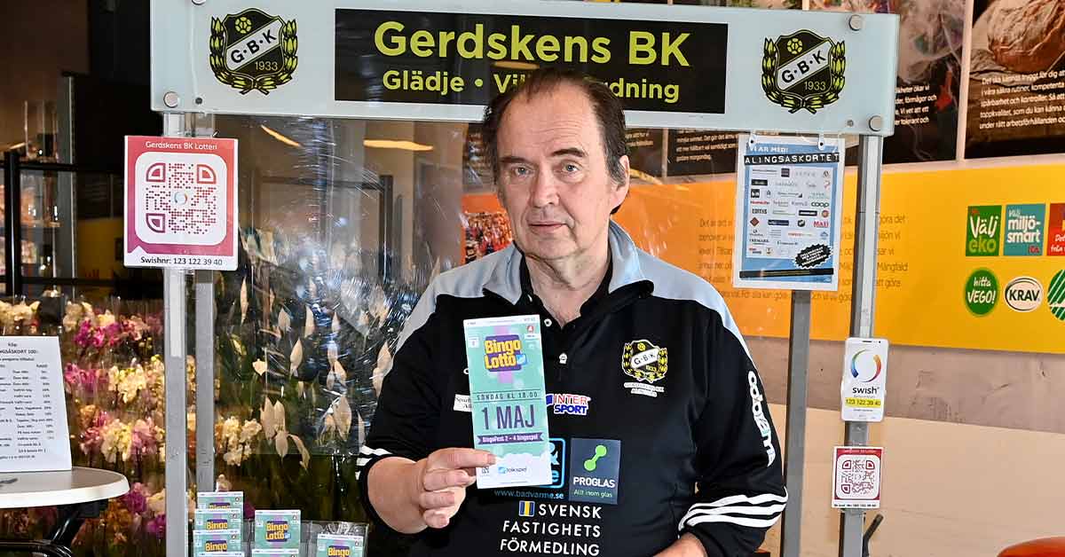 Timo Reinikainen från Gerdskens BK säljer lotter från Folkspel