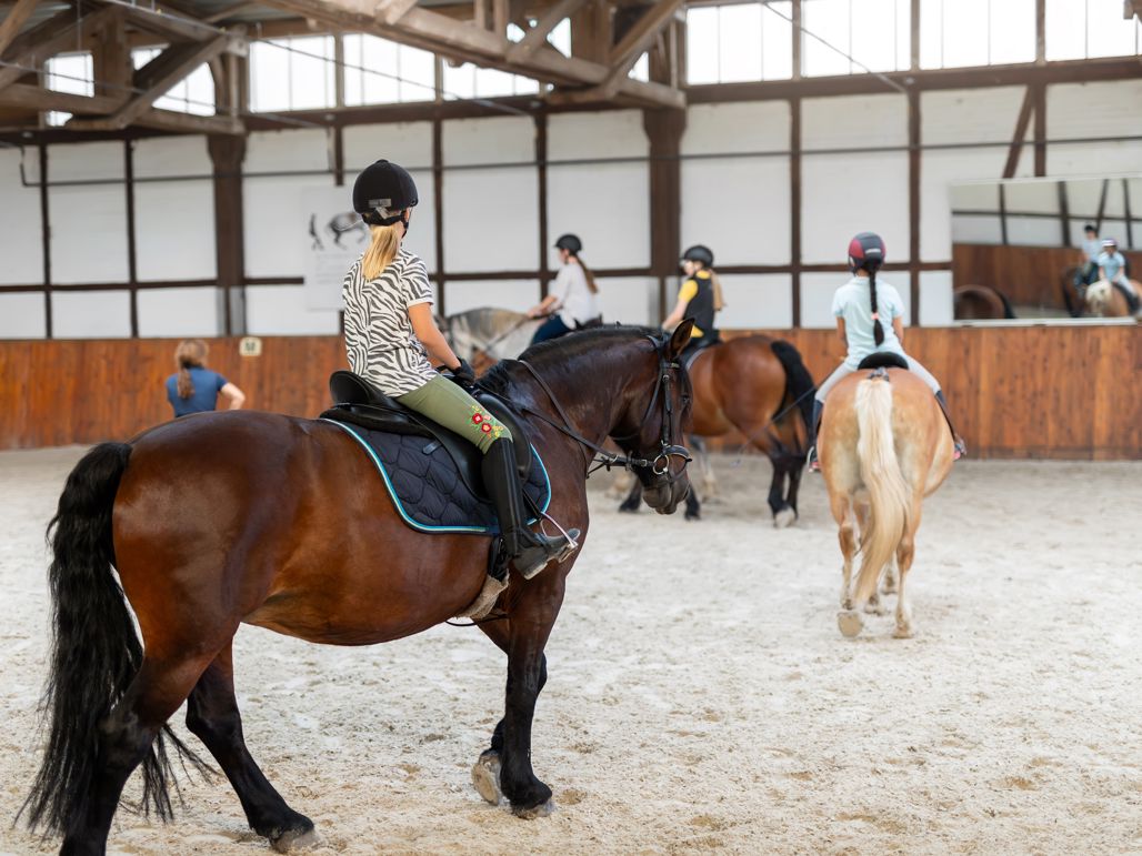 Fyra tjejer rider i en volt i ett rudhus
