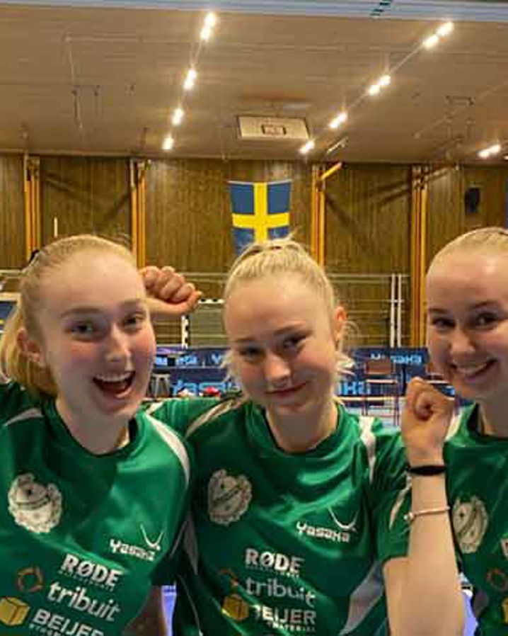 Matilda Hansson, Rebecka och Leah Muskantor – pingistjejer från Lekstorp håller armarna i luften som en segergest i en idrottshall