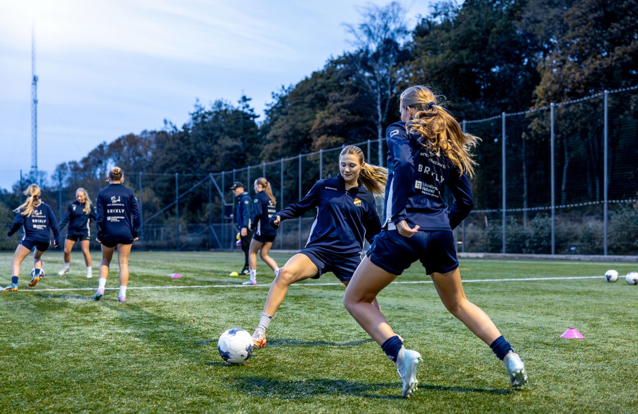 Två flickor från Lerkil tampas om fotbillen i en närkamp