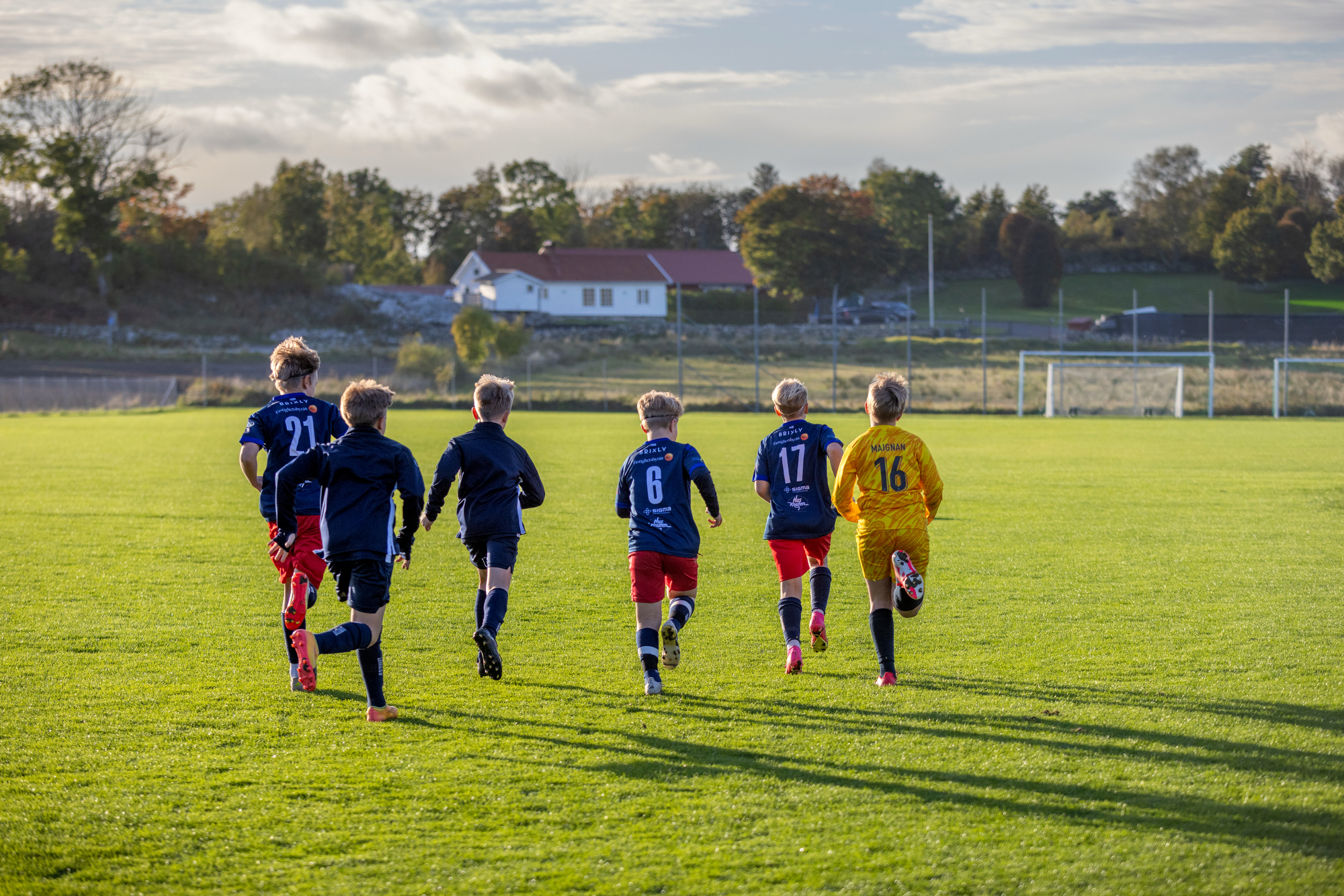 Lerkil fotbollslag pojkar värmer upp