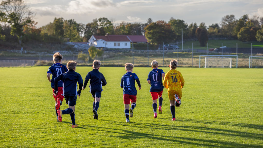 Lerkil fotbollslag pojkar värmer upp