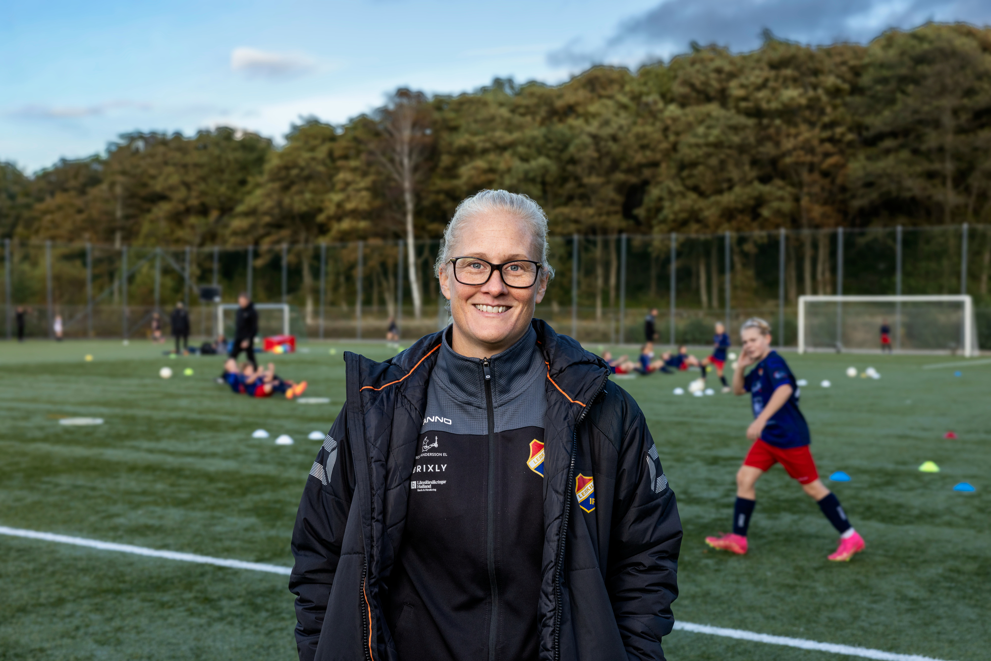 Lerkil pojkars fotbollstränare Josefina tittar mot kameran och ler