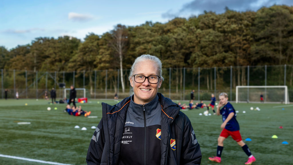 Lerkil pojkars fotbollstränare Josefina tittar mot kameran och ler