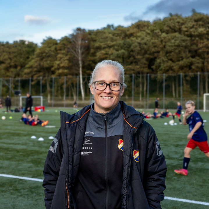 Lerkil pojkars fotbollstränare Josefina tittar mot kameran och ler