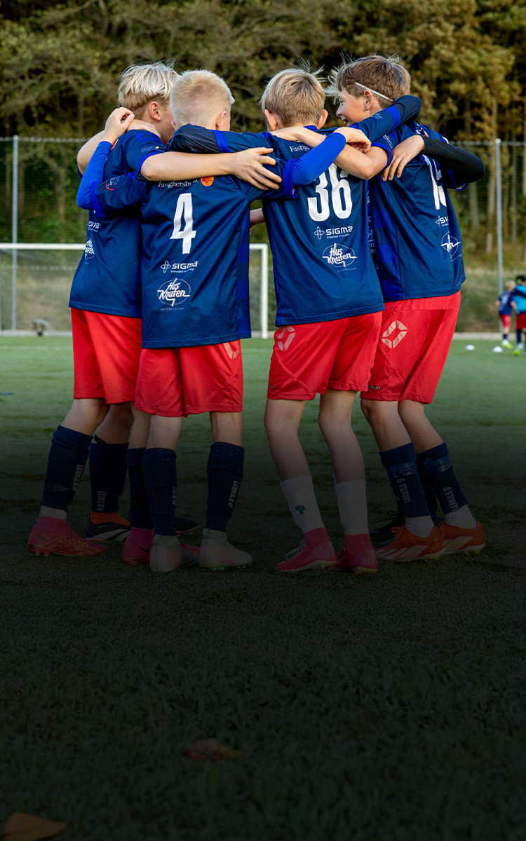 Fotbollskillar står i ring och håller varandra om axlarna