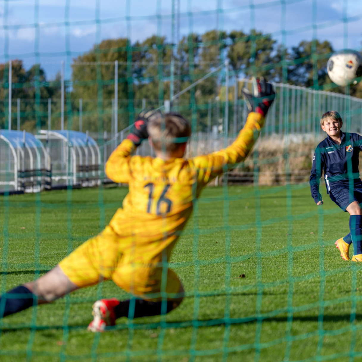 Målvakt slänger sig och försöker rädda ett skott