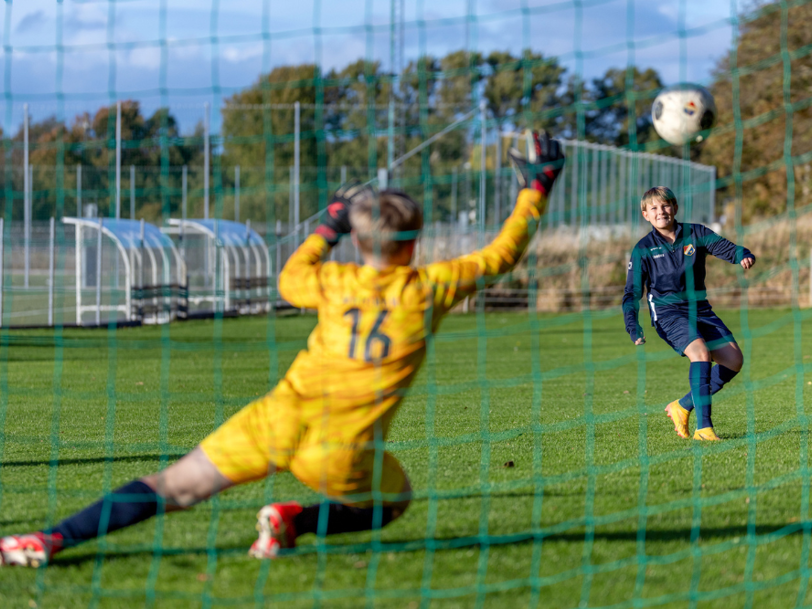 Målvakt slänger sig och försöker rädda ett skott