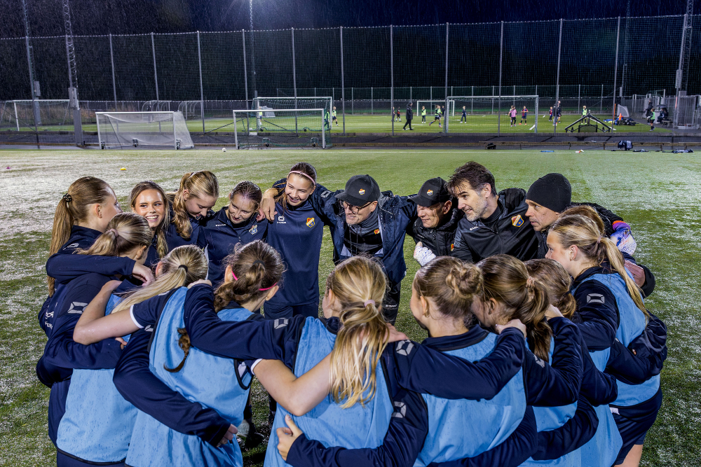 Ett flickfotbollslag har samlats i klunga för att snacka ihop sig