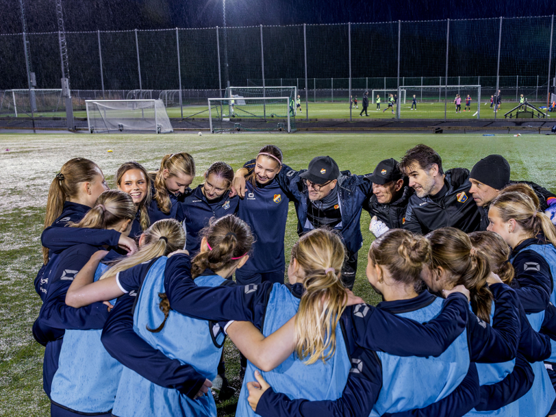 Ett flickfotbollslag har samlats i klunga för att snacka ihop sig