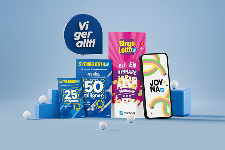 Samlade lotter i gruppbild mot blå bakgrund, innehållande Sverigelotten, Bingolotto och Joyna