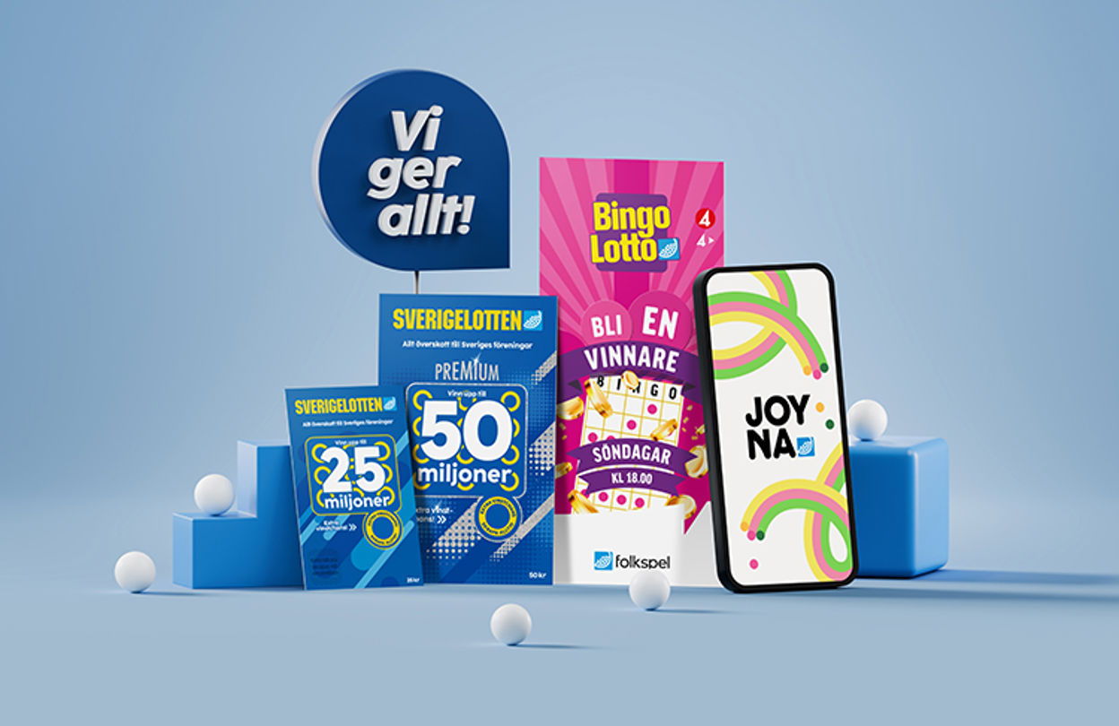 Samlade lotter i gruppbild mot blå bakgrund, innehållande Sverigelotten, Bingolotto och Joyna