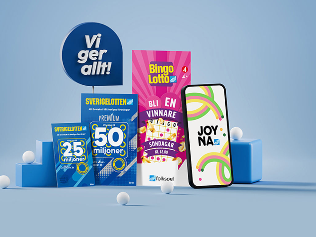 Samlade lotter i gruppbild mot blå bakgrund, innehållande Sverigelotten, Bingolotto och Joyna