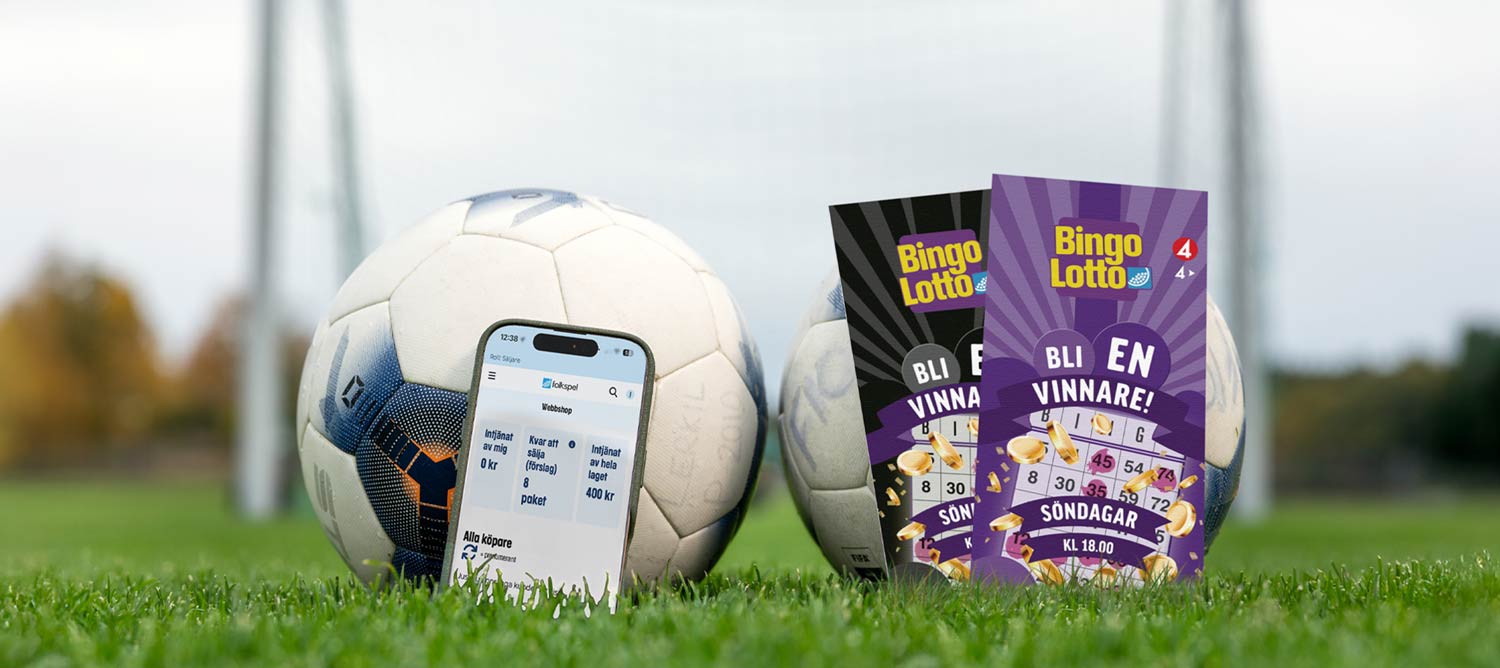 En mobiltelefon med Folkspels digitala säljverktyg, och två bingolotter på en fotbollsplan vilande mot två fotbollar med ett fotbollsmål i bakgrunden