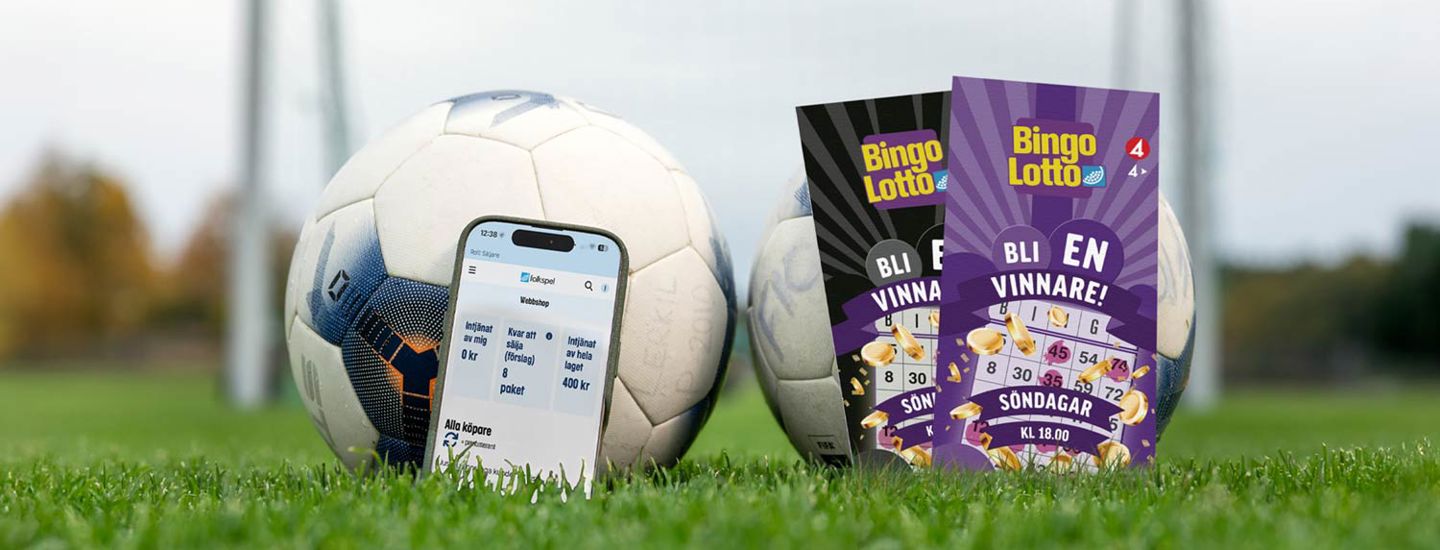 En mobiltelefon med Folkspels digitala säljverktyg, och två bingolotter på en fotbollsplan vilande mot två fotbollar med ett fotbollsmål i bakgrunden