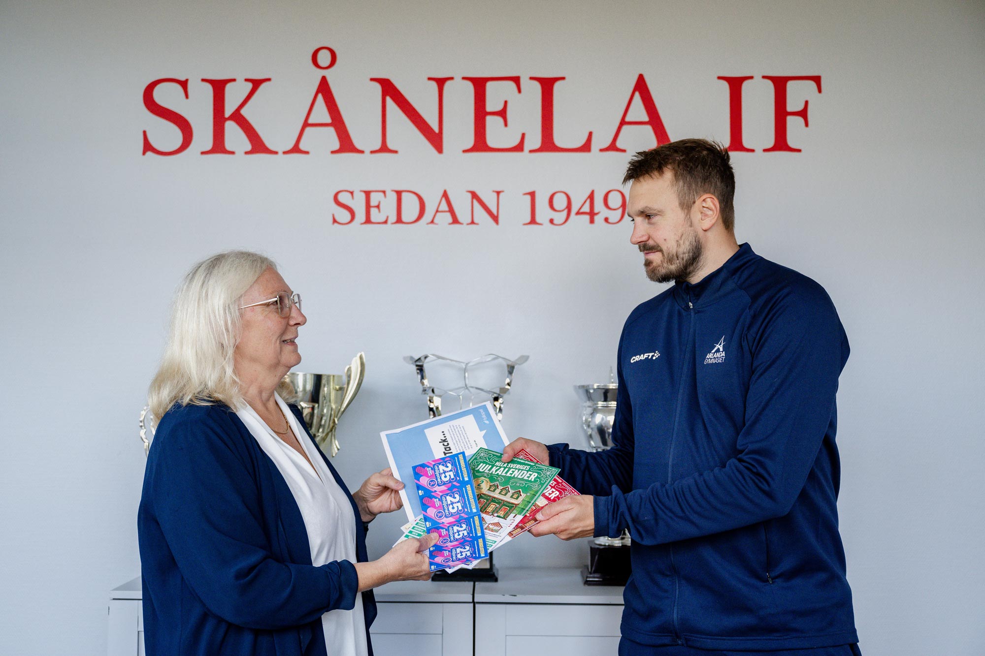 Representanter från Skånela IF tar emot överskott år 2024