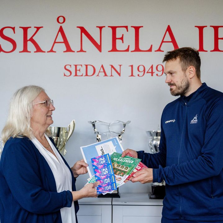 Representanter från Skånela IF tar emot överskott år 2024
