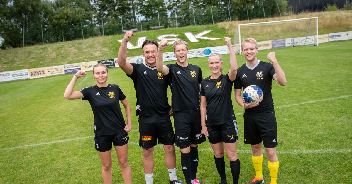 Jublande killar och tjejer från Vara SK lyfter armen i segergest på fotbollsplan