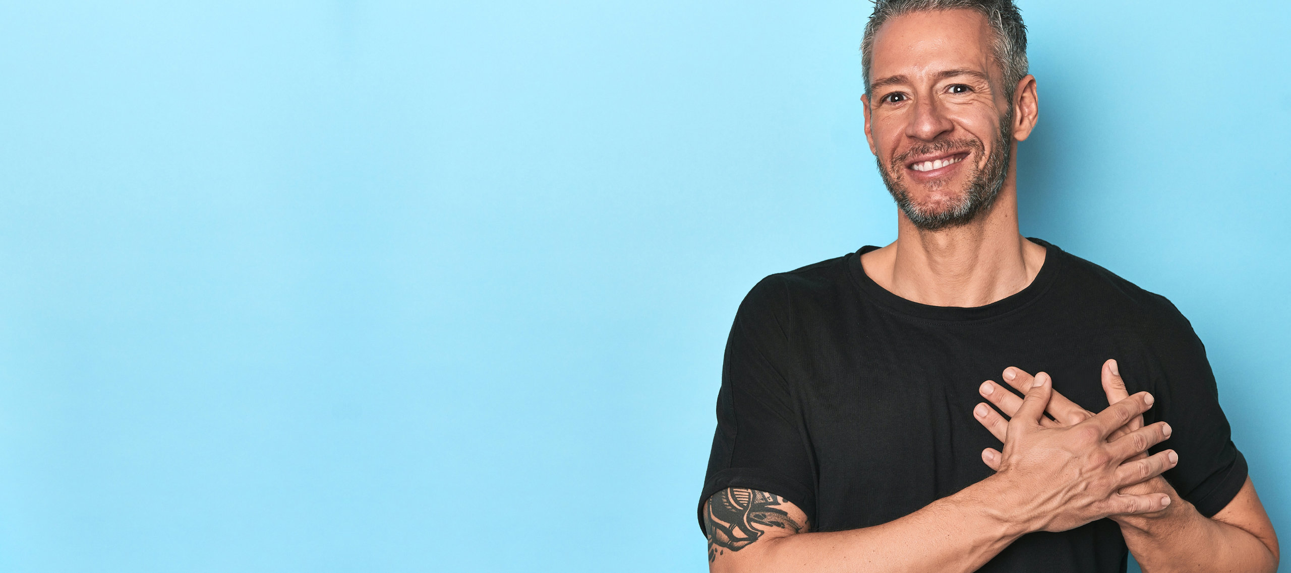 En man som tar sig över hjärtat