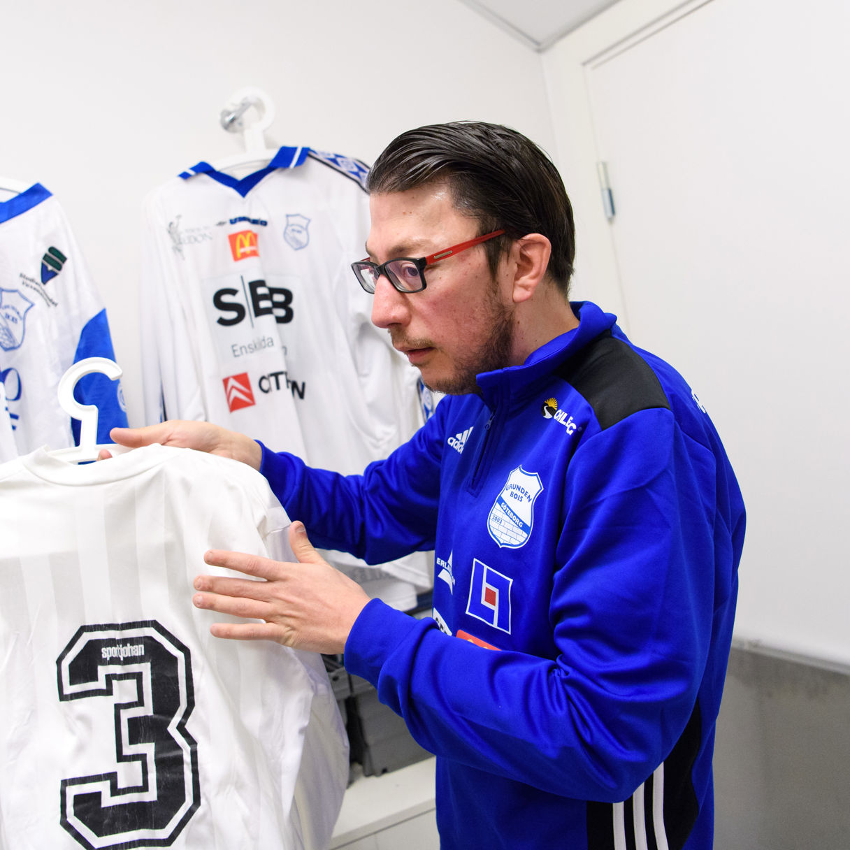 Joakim Andersson som håller upp matchtröja nummer 3