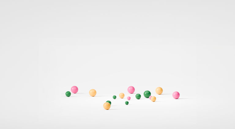 3D-bollar i joyna färger mot vit bakgrund