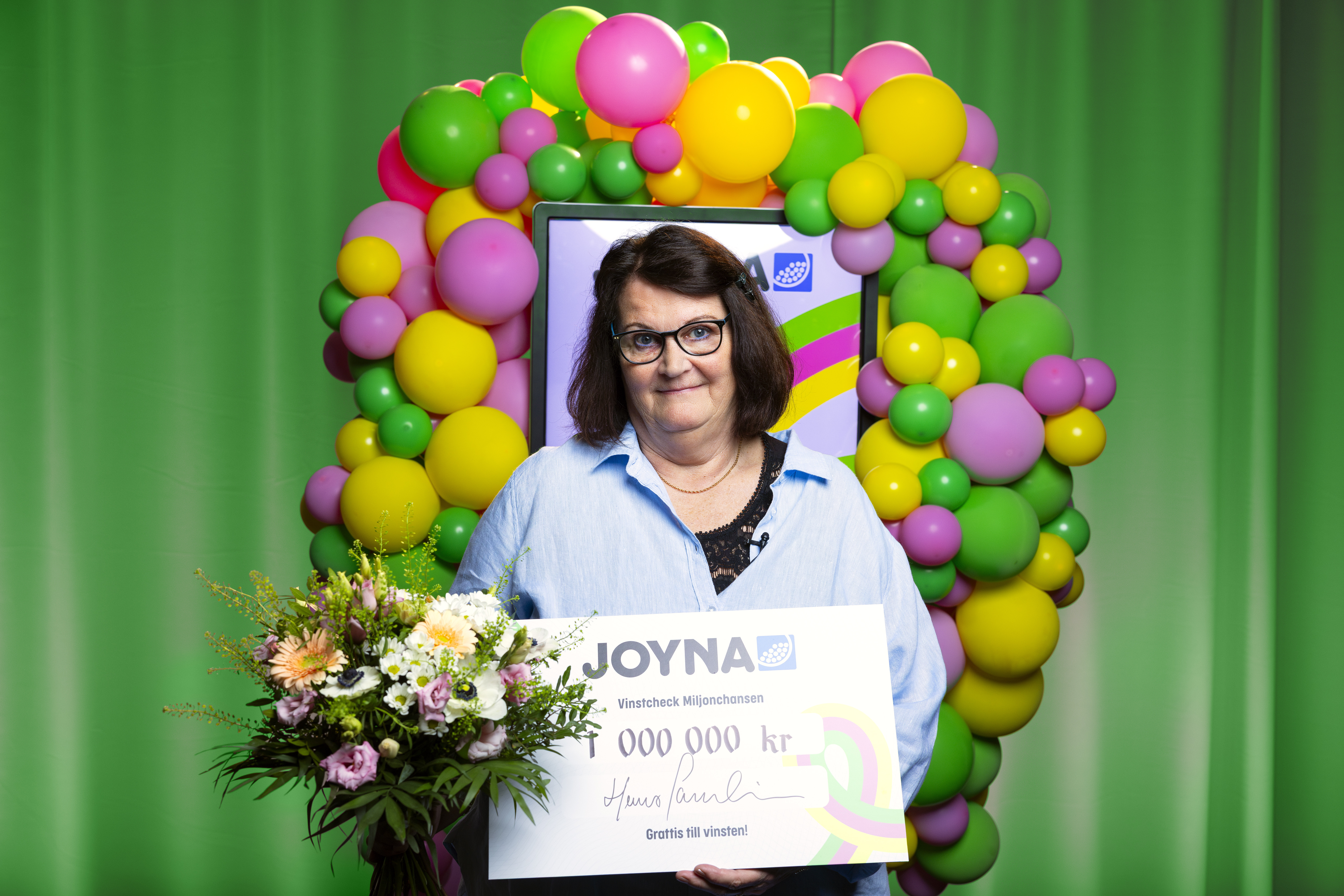 En kvinna som vunnit 1 miljon på JOYNA lotteriet