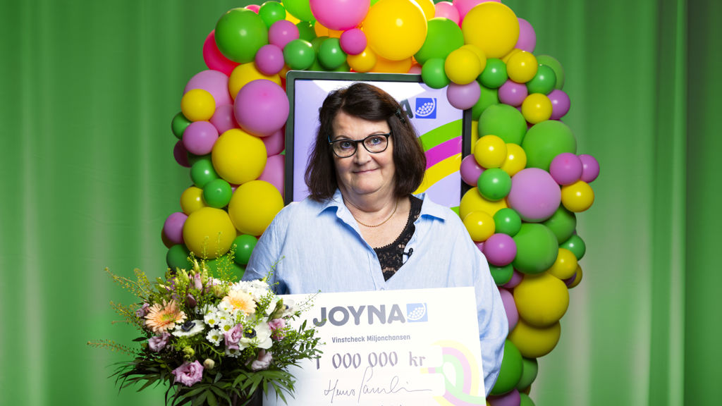 En kvinna som vunnit 1 miljon på JOYNA lotteriet