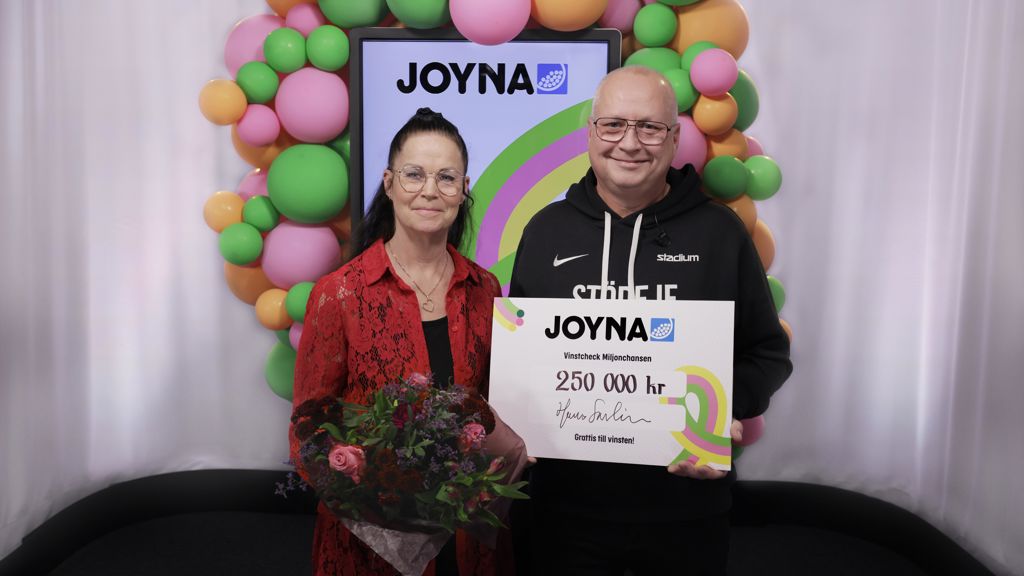 En kvinna och en man som håller i skylt på 250 000 kr