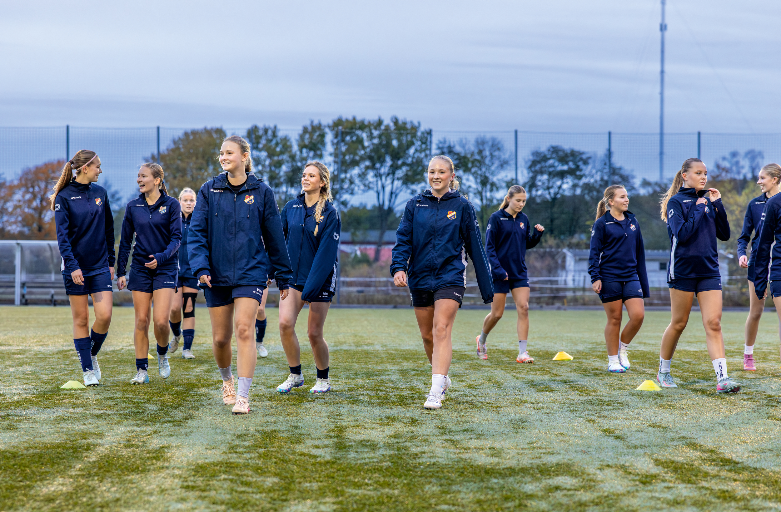 Lerkils F15 umgås tillsammans på fotbollsplan inför uppvärmningsstart