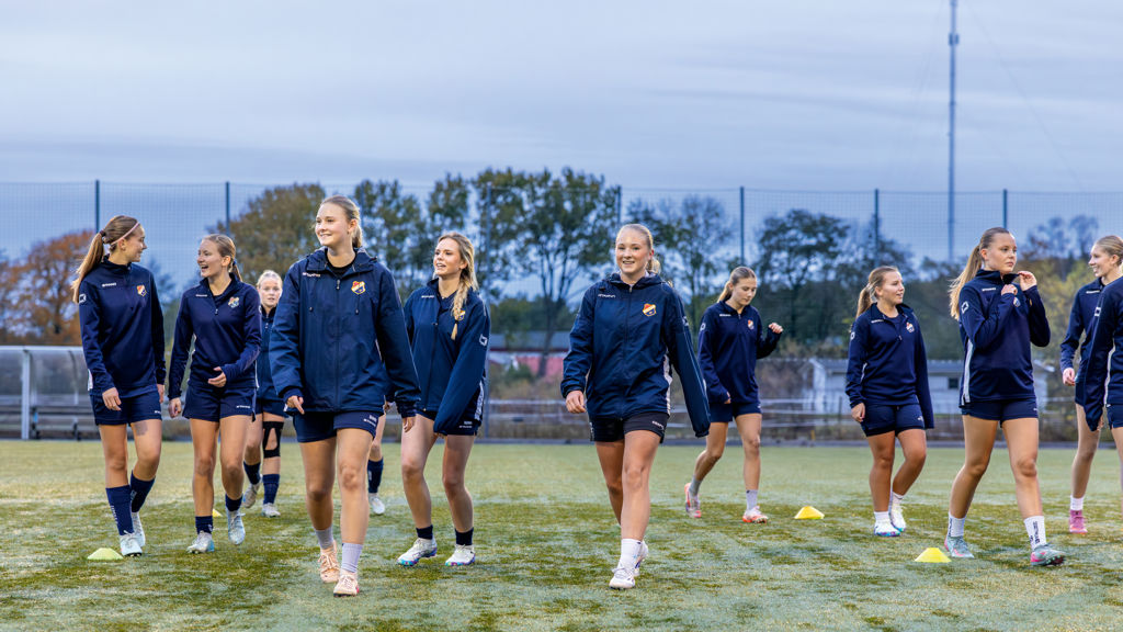 Lerkils F15 umgås tillsammans på fotbollsplan inför uppvärmningsstart