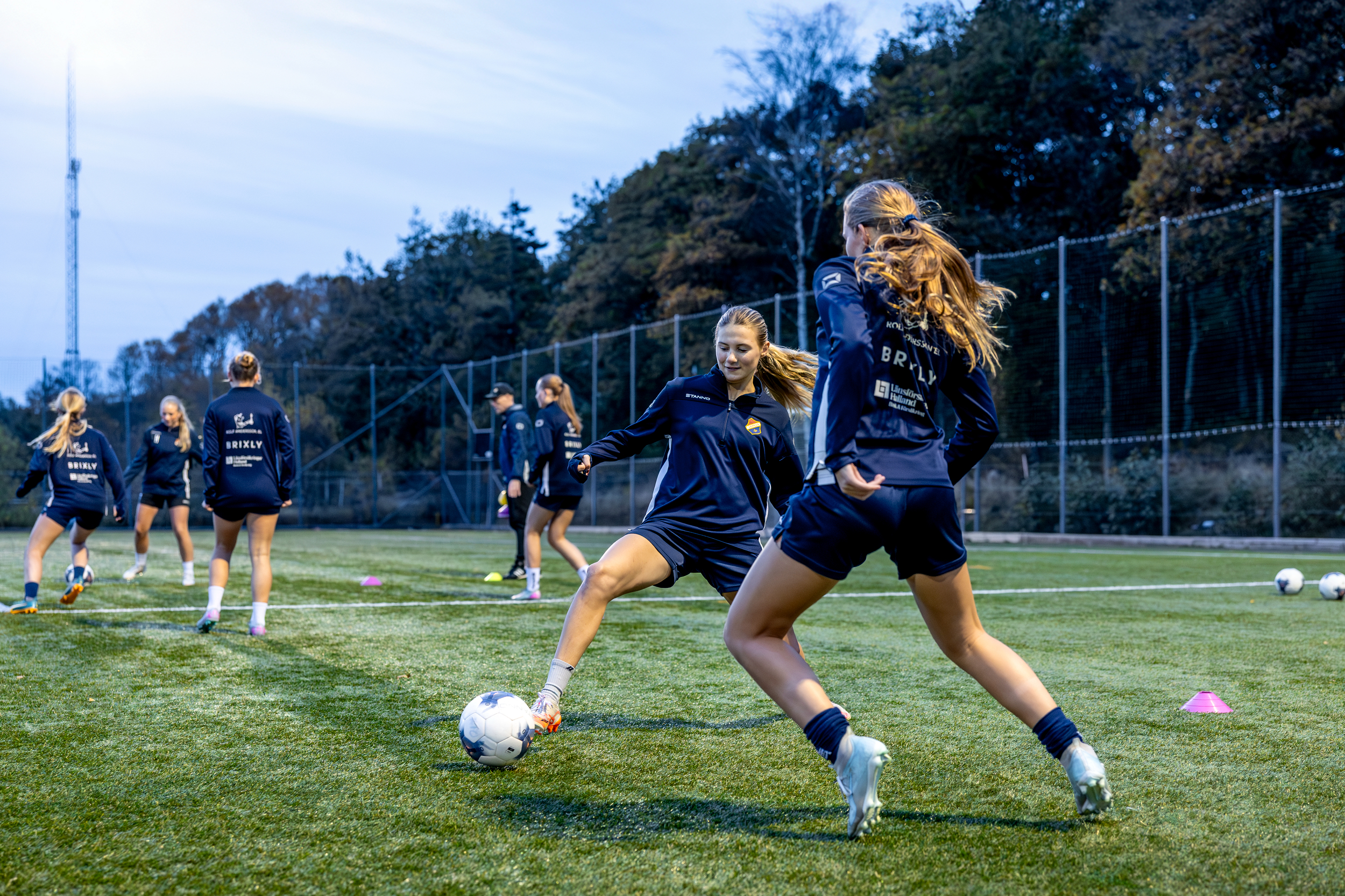 Tjejer som spelar fotboll