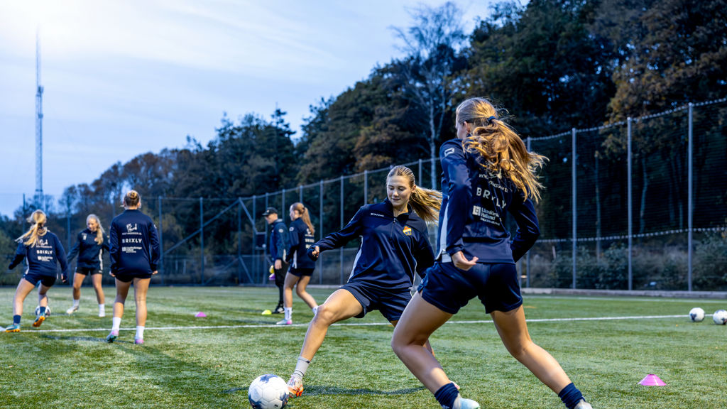 Två flickor från Lerkil tampas om fotbillen i en närkamp