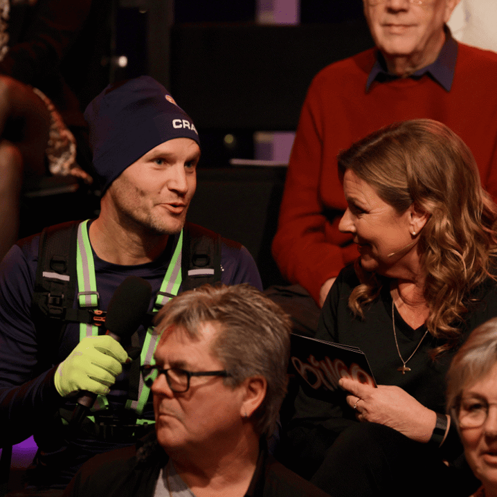 Emil Predan från Mölndals AIK sitter i publiken och intervjuas av Lotta Engberg