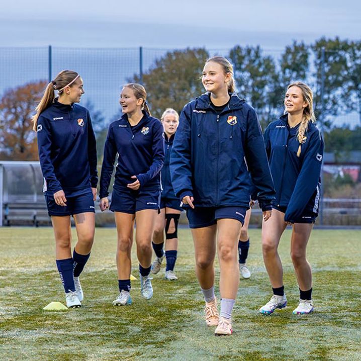 Tjejer på fotbollsplan