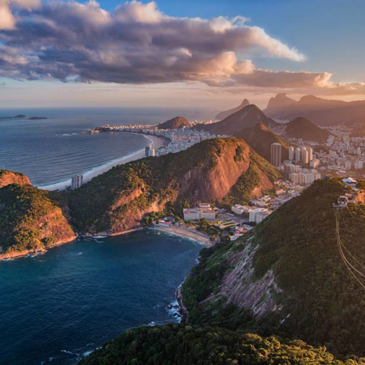 Vy över kapstaden med hav och berg