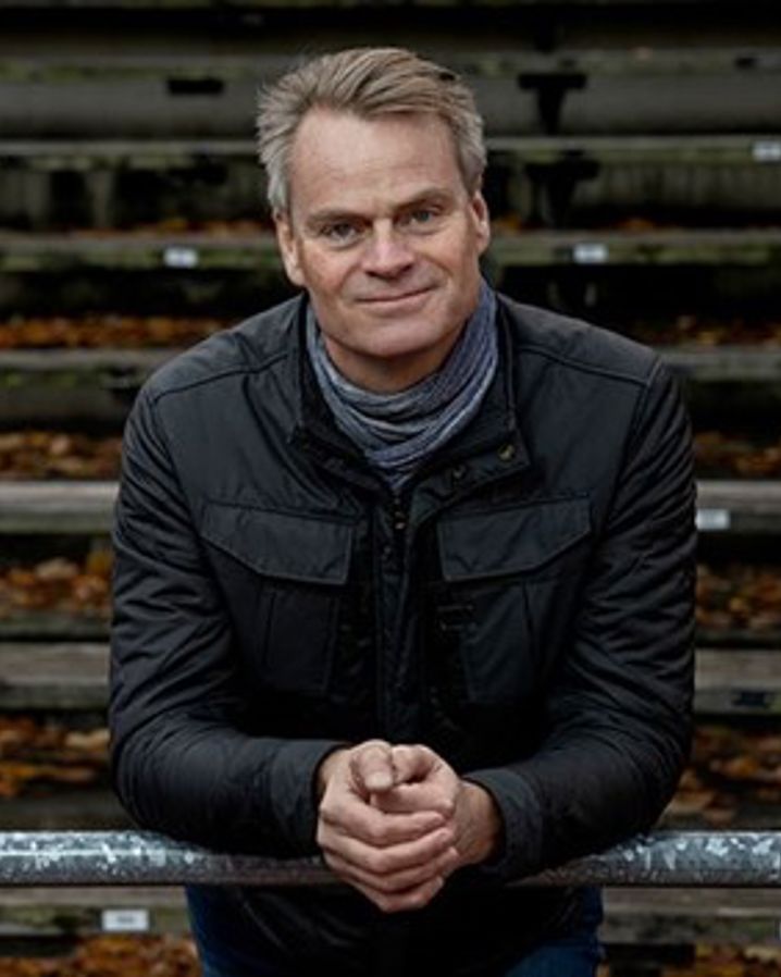 Henrik Lindroth från Folkspel står i en utomhusläktare