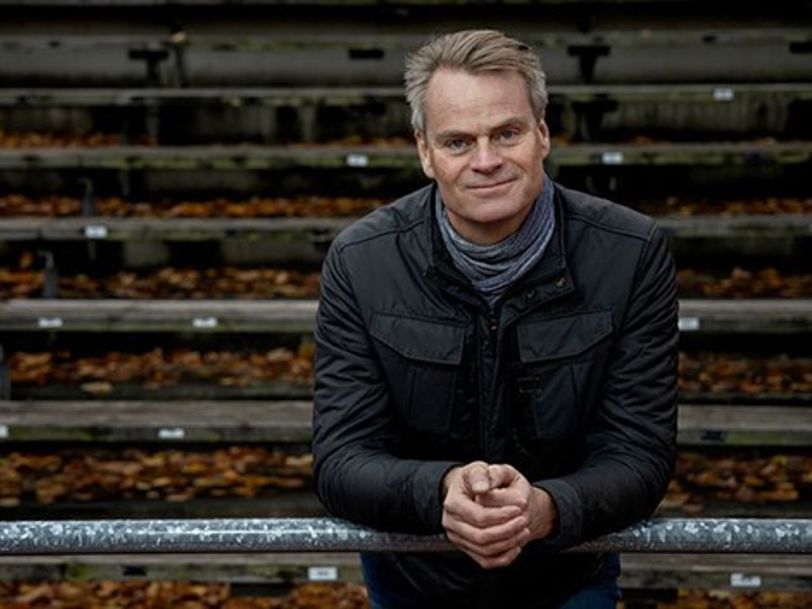 Henrik Lindroth från Folkspel står i en utomhusläktare