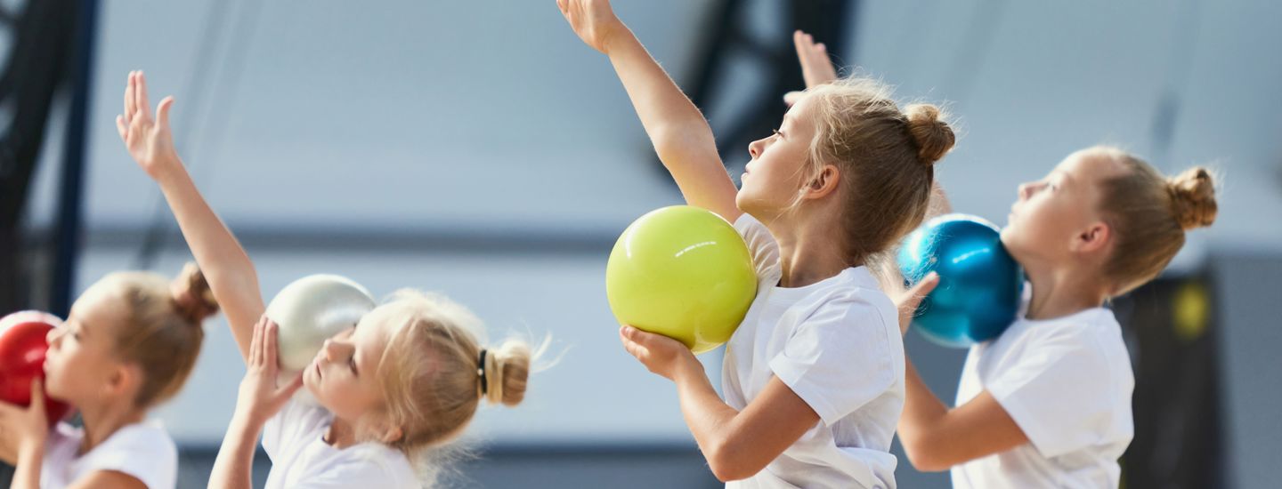 Fyra tjejer som tränar rytmisk gymnastik